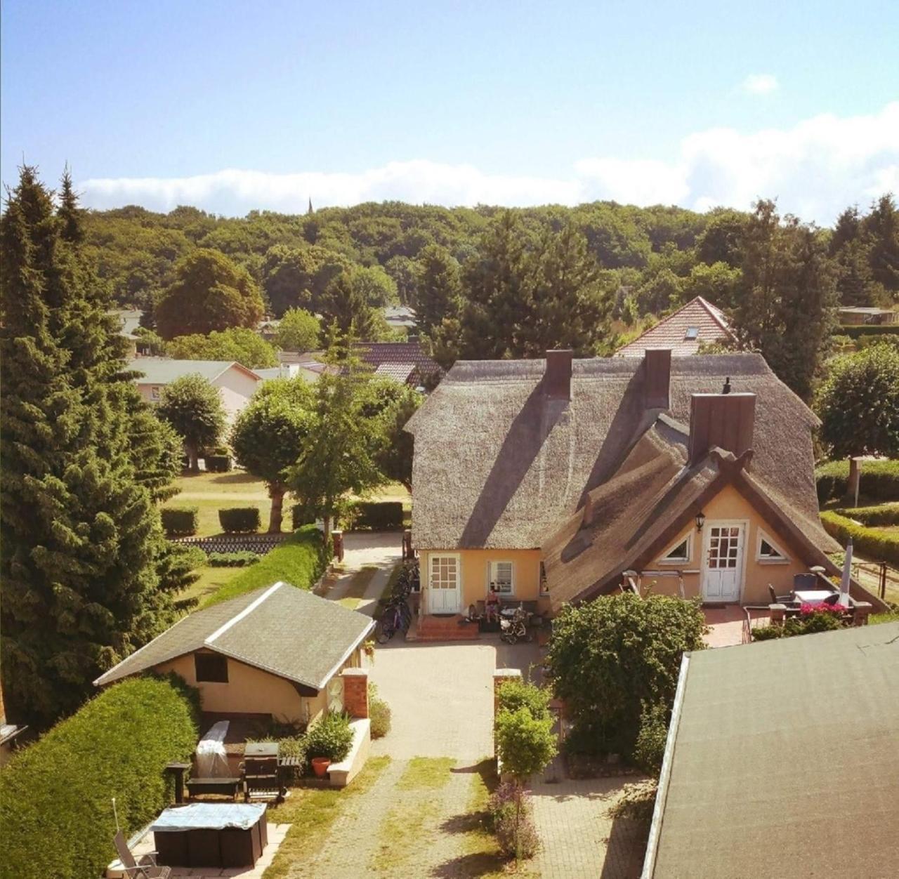 Ferienwohnung Im Reetdachhaus ゼーバート・ヘリングスドルフ エクステリア 写真